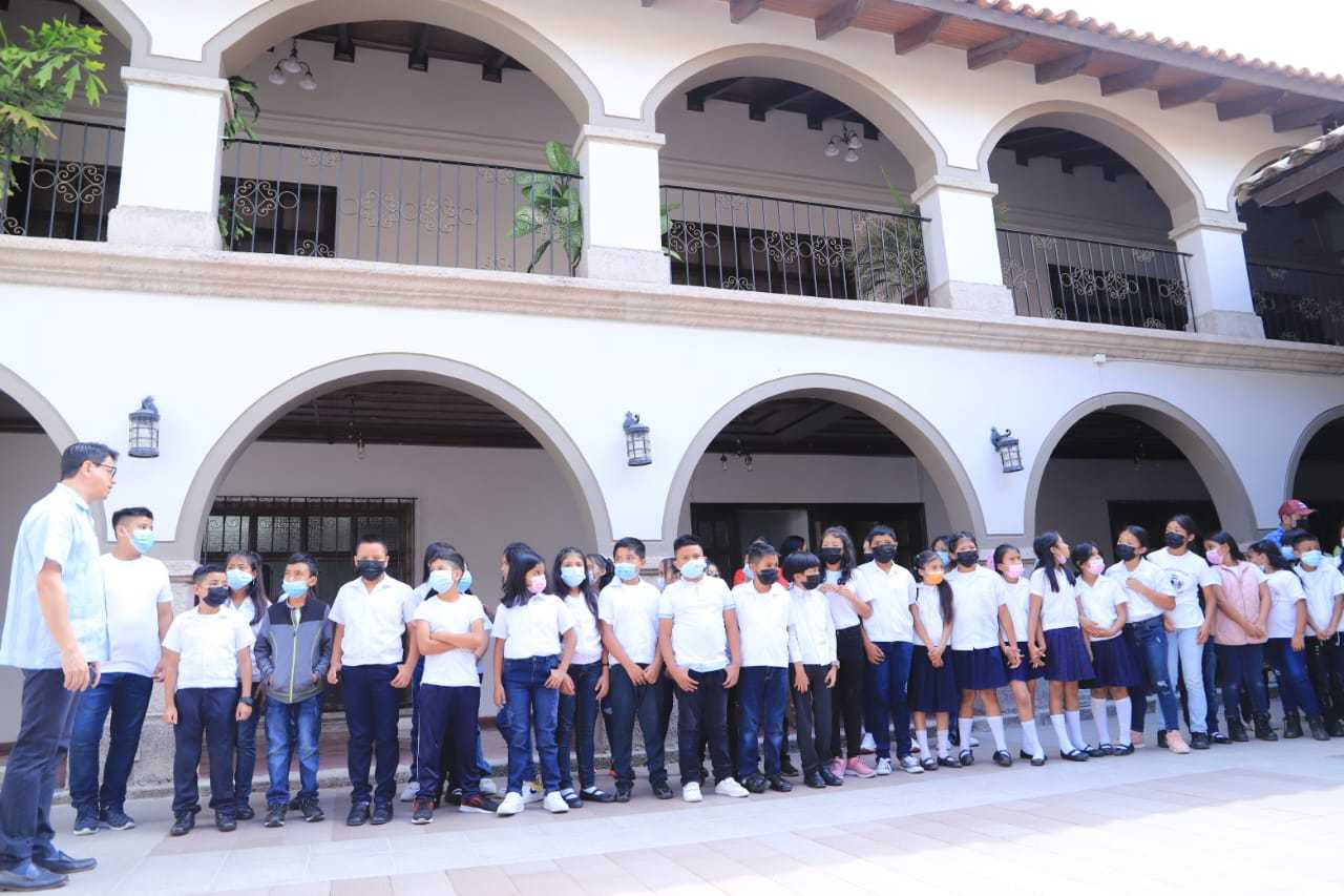 Escuela Dr. Miguel Paz Barahona visita el Congreso del Pueblo 